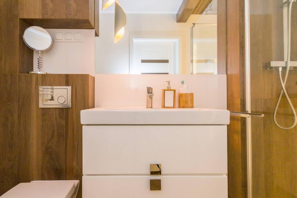 Sun House Apartment + Free Parking วรอตซวาฟ ภายนอก รูปภาพ