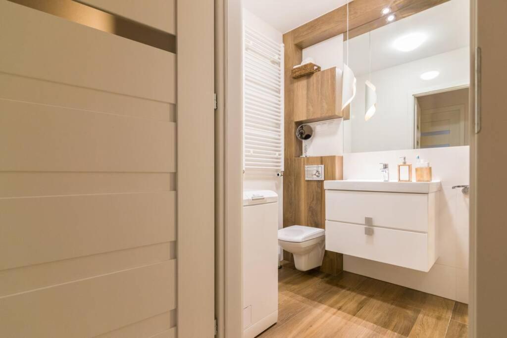 Sun House Apartment + Free Parking วรอตซวาฟ ภายนอก รูปภาพ