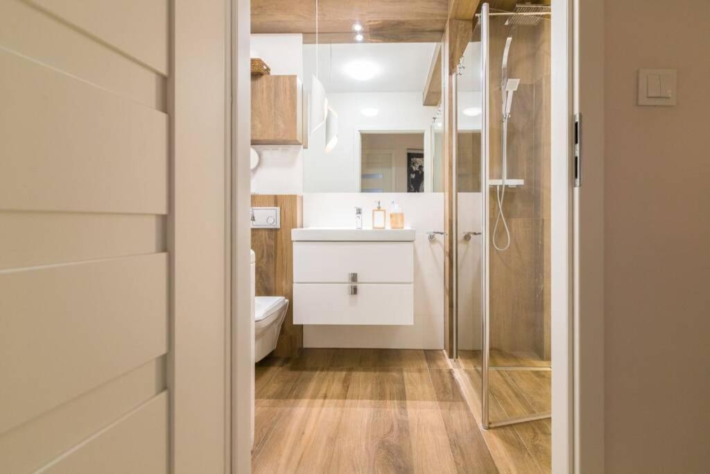 Sun House Apartment + Free Parking วรอตซวาฟ ภายนอก รูปภาพ