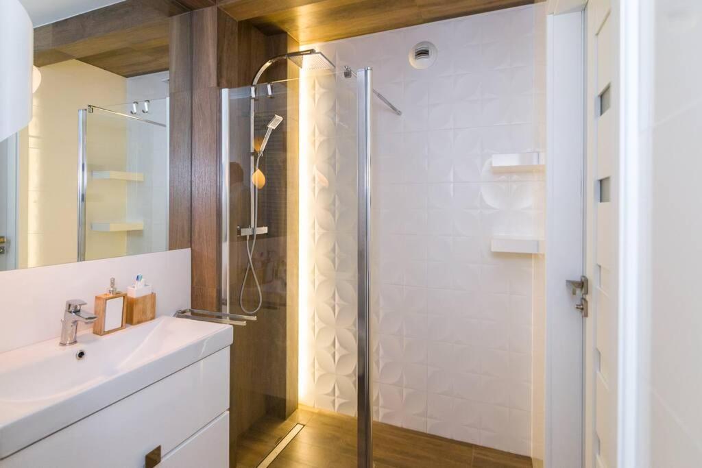 Sun House Apartment + Free Parking วรอตซวาฟ ภายนอก รูปภาพ